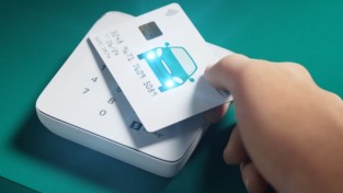 인피니언, SECORA™ Pay 보안 솔루션, LED로 빛을 내는 결제 카드 지원
